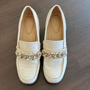 Bandolino Cream Croc-Embossed Loafers with Chain